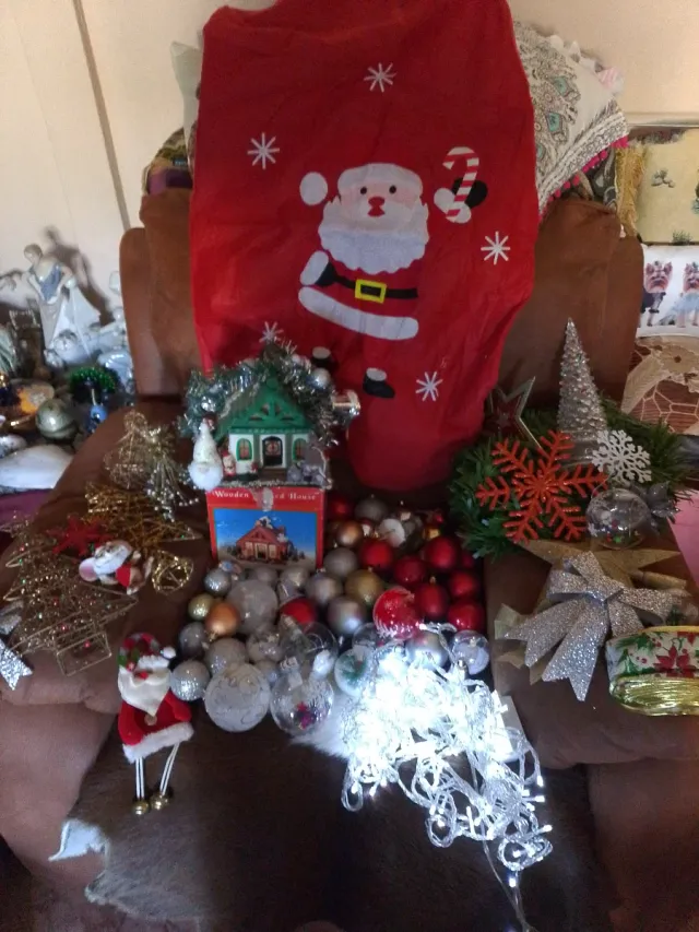 Set decorazioni natalizie: palline, casetta, luci in offerta