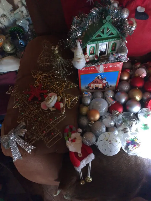 Set decorazioni natalizie: palline, casetta, luci in offerta