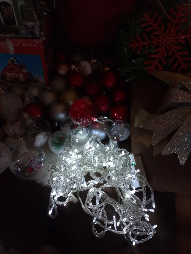 Set decorazioni natalizie: palline, casetta, luci in offerta