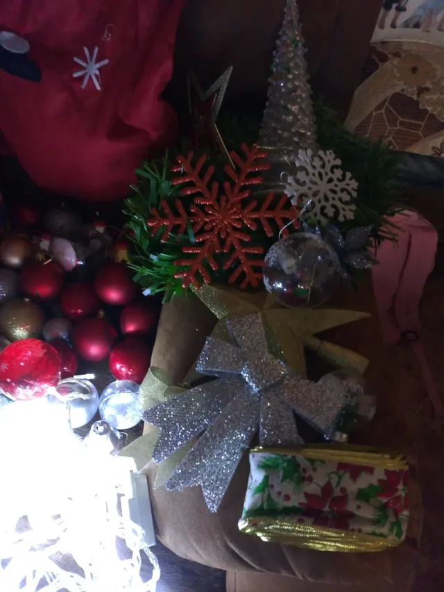 Set decorazioni natalizie: palline, casetta, luci in offerta