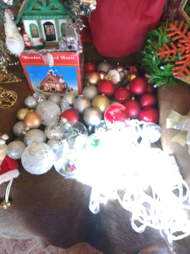 Set decorazioni natalizie: palline, casetta, luci in offerta