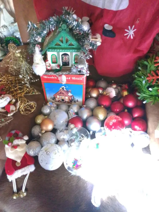 Set decorazioni natalizie: palline, casetta, luci in offerta