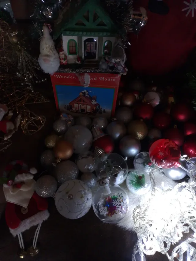 Set decorazioni natalizie: palline, casetta, luci in offerta