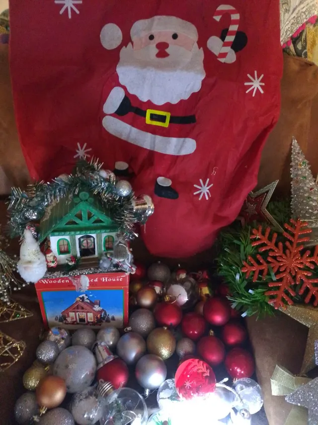 Set decorazioni natalizie: palline, casetta, luci in offerta