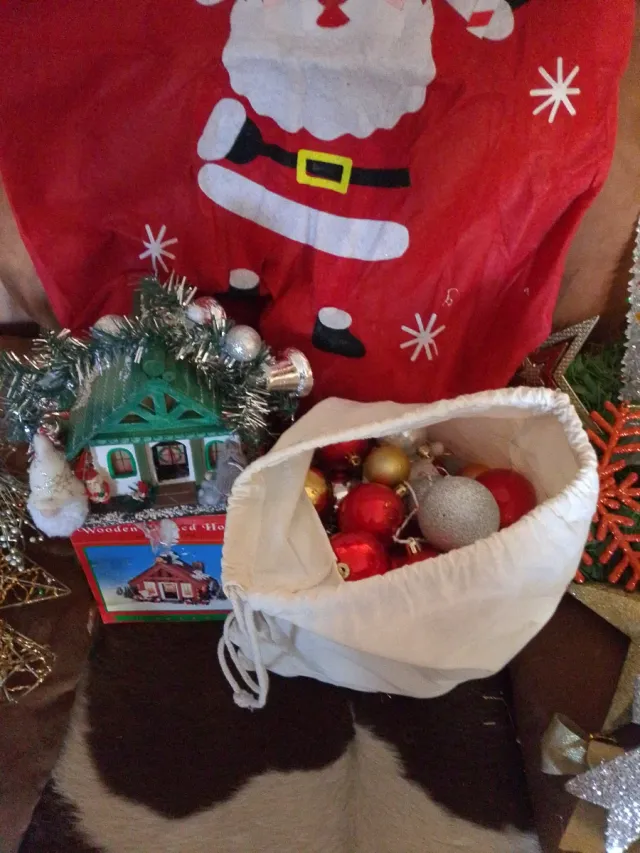 Set decorazioni natalizie: palline, casetta, luci in offerta