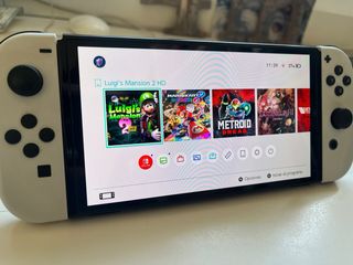 Nintendo Switch OLED + mando Pro + 2 fundes
