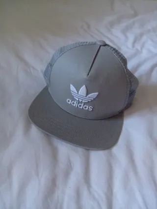 Gorra Adidas Gris y Blanca Clásica