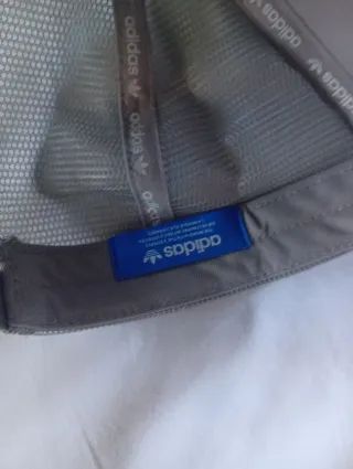 Gorra Adidas Gris y Blanca Clásica