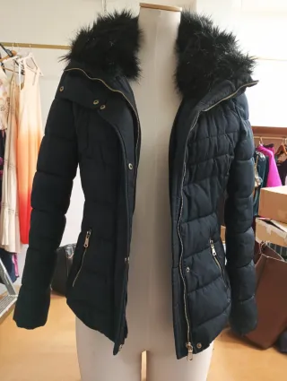 Cazadora acolchada  y pelo en el cuello