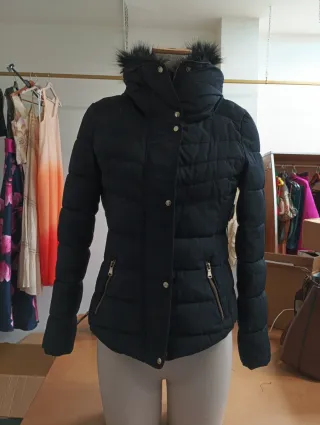 Cazadora acolchada  y pelo en el cuello