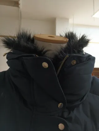 Cazadora acolchada  y pelo en el cuello