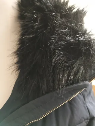 Cazadora acolchada  y pelo en el cuello