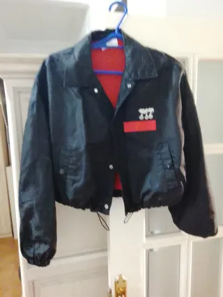 Chaqueta Corta Negra con Forro Rojo