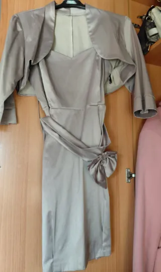 Vestido con chaqueta y lazo