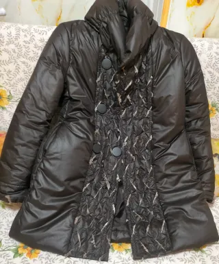 Parka marrón oscuro con detalles