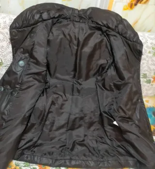 Parka marrón oscuro con detalles