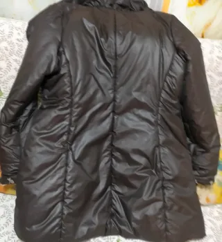 Parka marrón oscuro con detalles