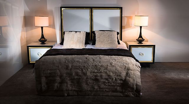 Cabecero de espejo negro y dorado