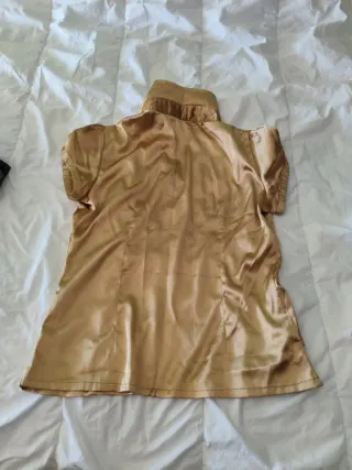 Blusa elegante dorada