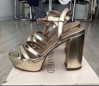 Sandalias de tacón doradas Anna Field