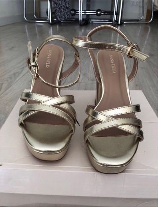 Sandalias de tacón doradas Anna Field