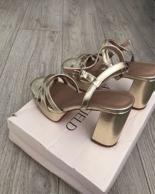 Sandalias de tacón doradas Anna Field