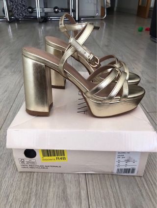 Sandalias de tacón doradas Anna Field