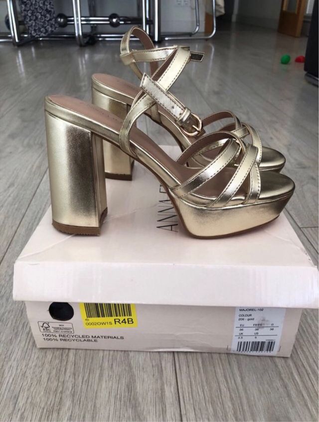 Sandalias de tacón doradas Anna Field