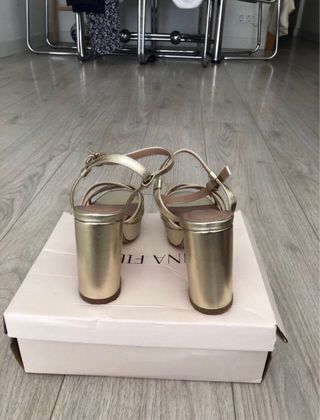 Sandalias de tacón doradas Anna Field