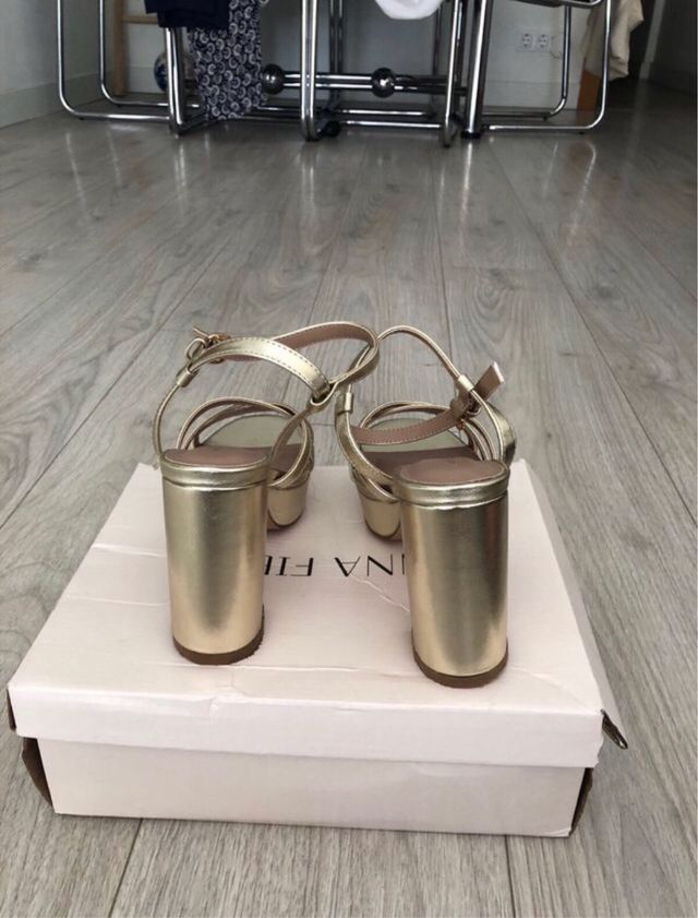 Sandalias de tacón doradas Anna Field