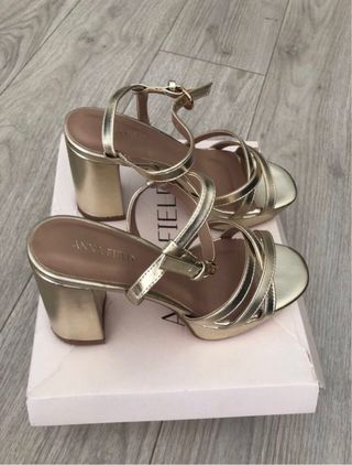 Sandalias de tacón doradas Anna Field