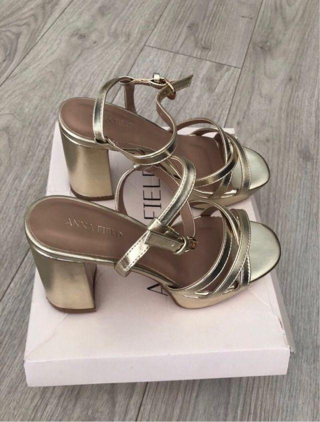 Sandalias de tacón doradas Anna Field