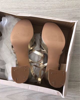 Sandalias de tacón doradas Anna Field