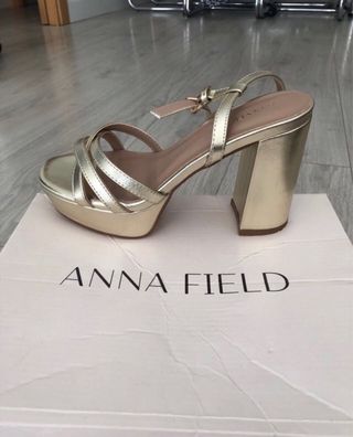 Sandalias de tacón doradas Anna Field