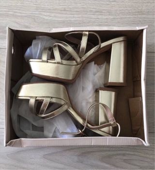 Sandalias de tacón doradas Anna Field