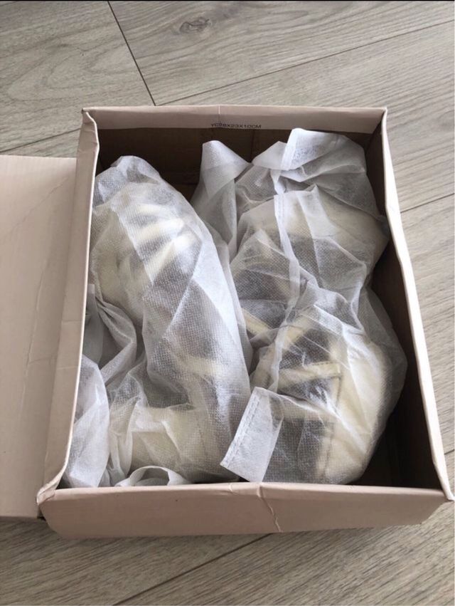 Sandalias de tacón doradas Anna Field