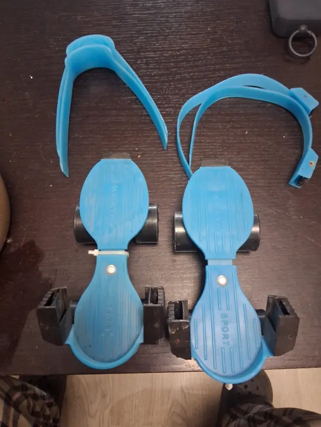 Patines de plástico azul para niños
