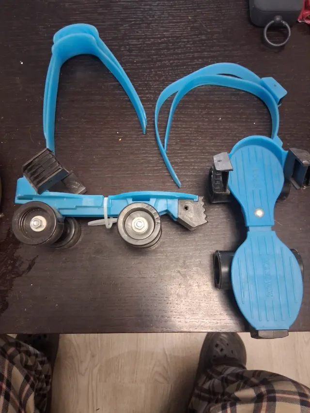 Patines de plástico azul para niños