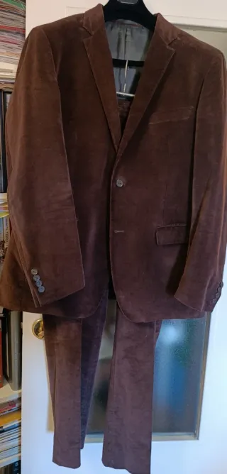 Traje de chaqueta y pantalón marrón