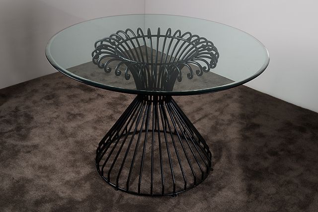 Tavolo rotondo in vetro e metallo nero