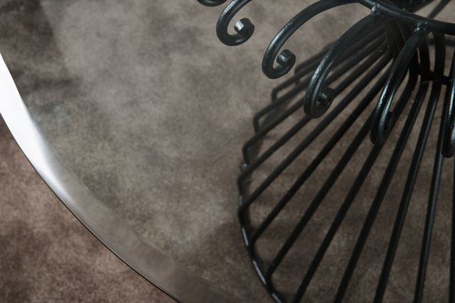 Tavolo rotondo in vetro e metallo nero