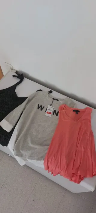 Conjunto de ropa: cárdigan y camisetas