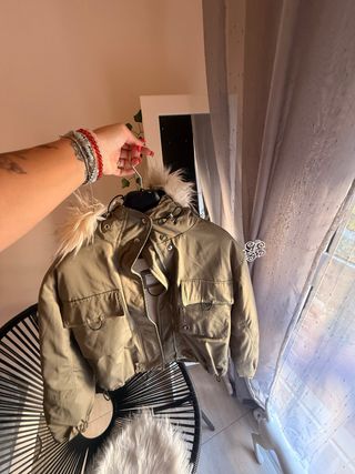 Casaco verde com pelo por dentro | Bershka