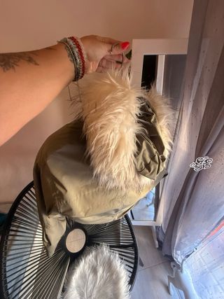 Casaco verde com pelo por dentro | Bershka