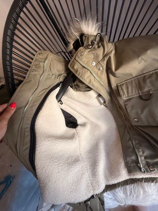 Casaco verde com pelo por dentro | Bershka