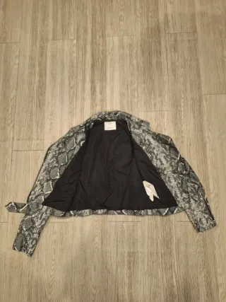 Cazadora Bershka efecto piel serpiente