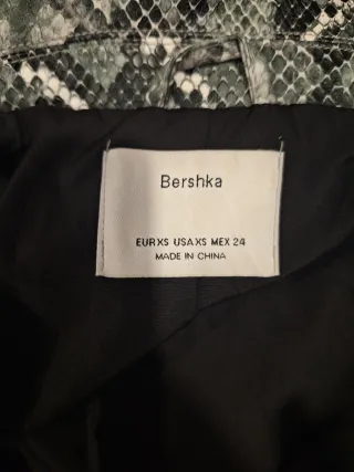 Cazadora Bershka efecto piel serpiente