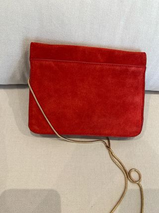 Bolso de ante rojo con cadena dorada