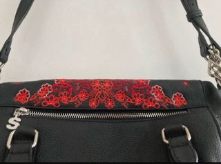 Bolso Desigual Negro con Bordados Rojos