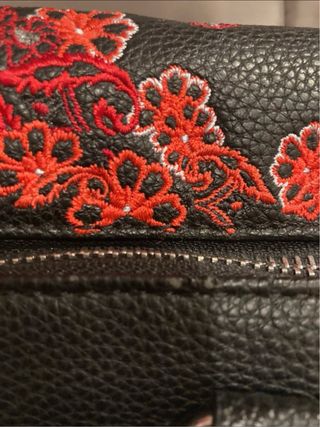 Bolso Desigual Negro con Bordados Rojos